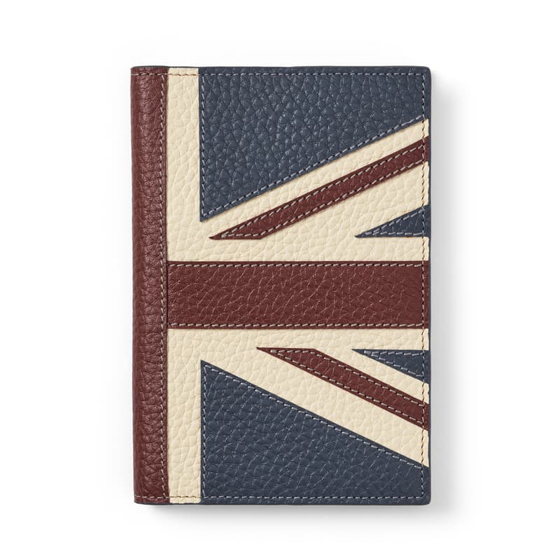 Passport Cover in Brit Pebble